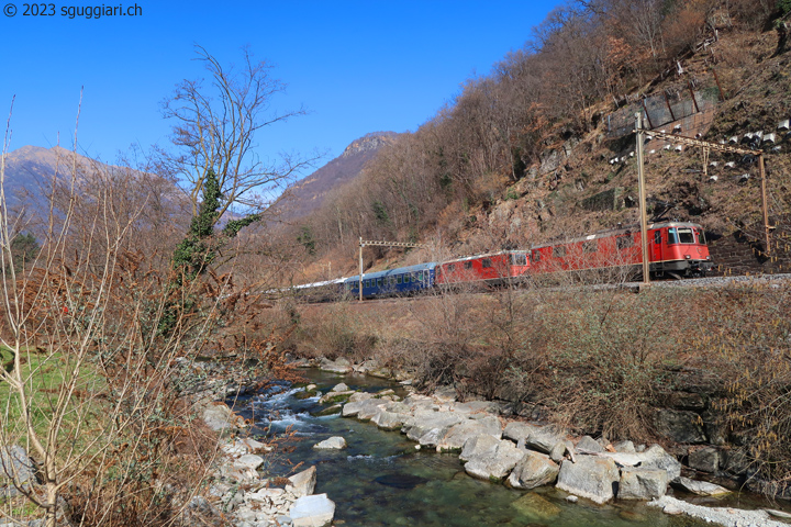 SBB Re 4/4 II 11197 e 11199 con VSOE